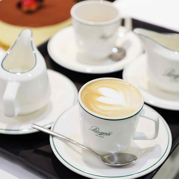 tazzina cappuccino colazione
